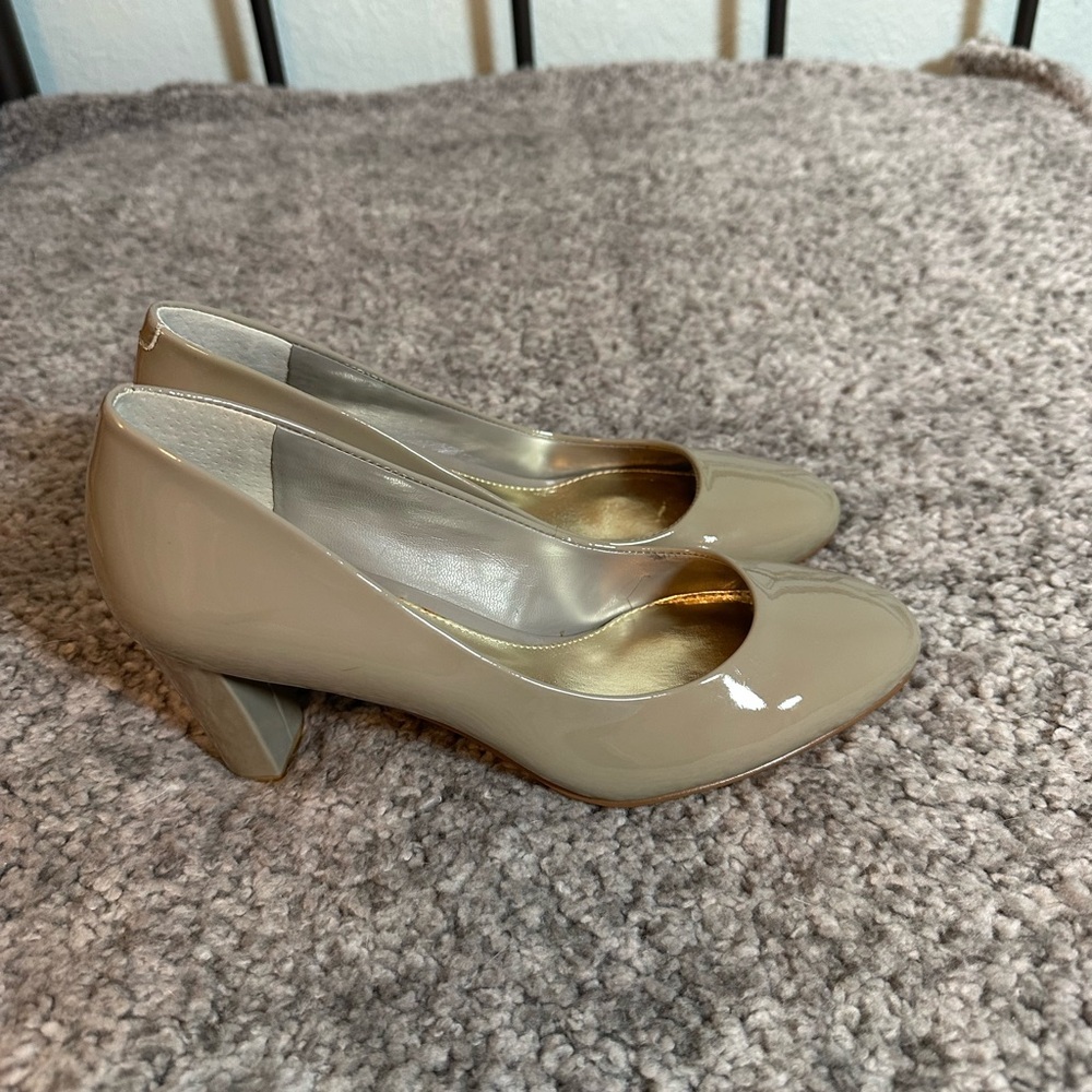 Lauren Ralph Lauren Beige Patent Leather Pumps Size 6 - Picture 2 of 10